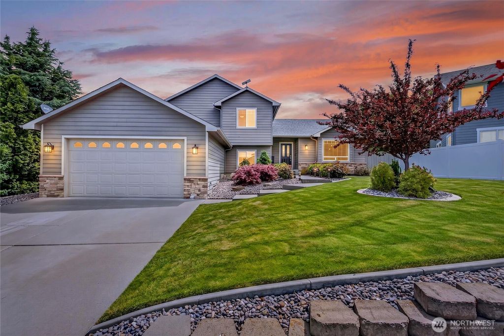 Photo of 1453 Copper Loop, East Wenatchee, WA 98802 (MLS # 2535532)
