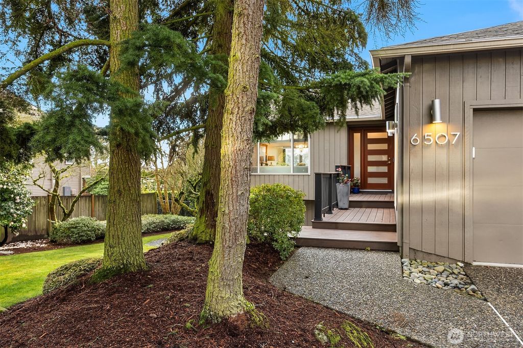Photo of 6507 113th Avenue NE, Kirkland, WA 98033 (MLS # 2526840)