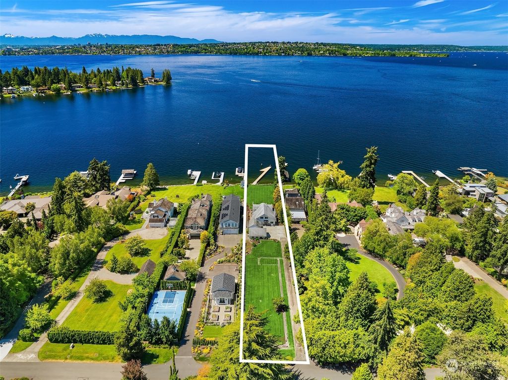 Photo of 4429 91st Avenue NE, Yarrow Point, WA 98004 (MLS # 2255914)