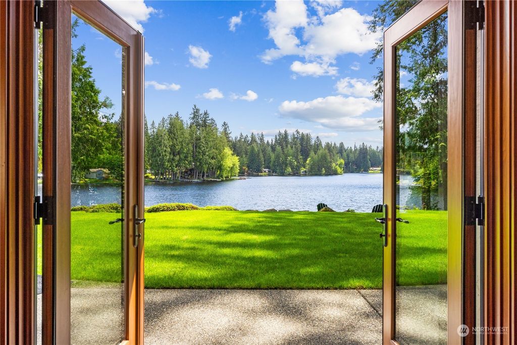Photo of 1752 W Beaver Lake Drive SE, Sammamish, WA 98075 (MLS # 2243907)