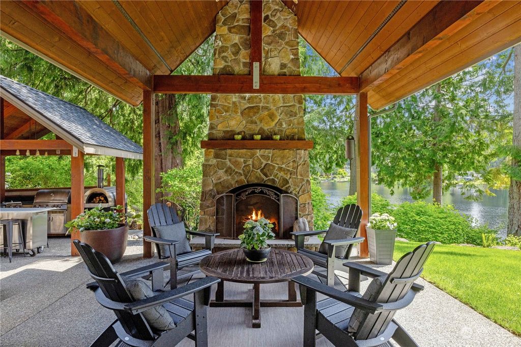 Photo of 1752 W Beaver Lake Drive SE, Sammamish, WA 98075 (MLS # 2243907)