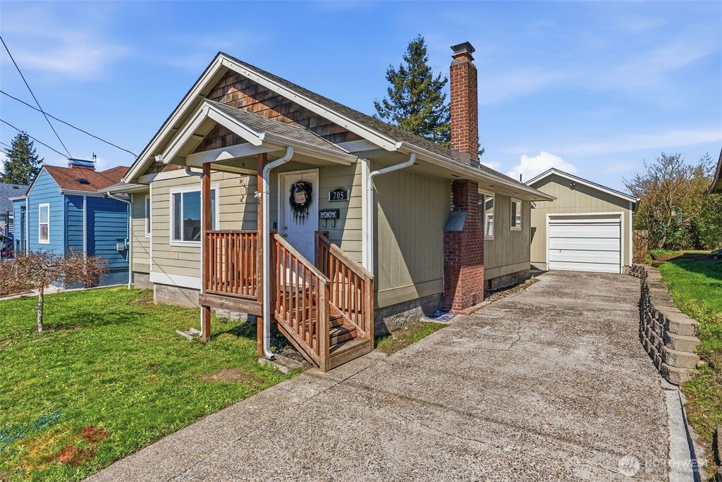 Photo of 705 Cowlitz Way, Kelso, WA 98626 (MLS # 2498821)