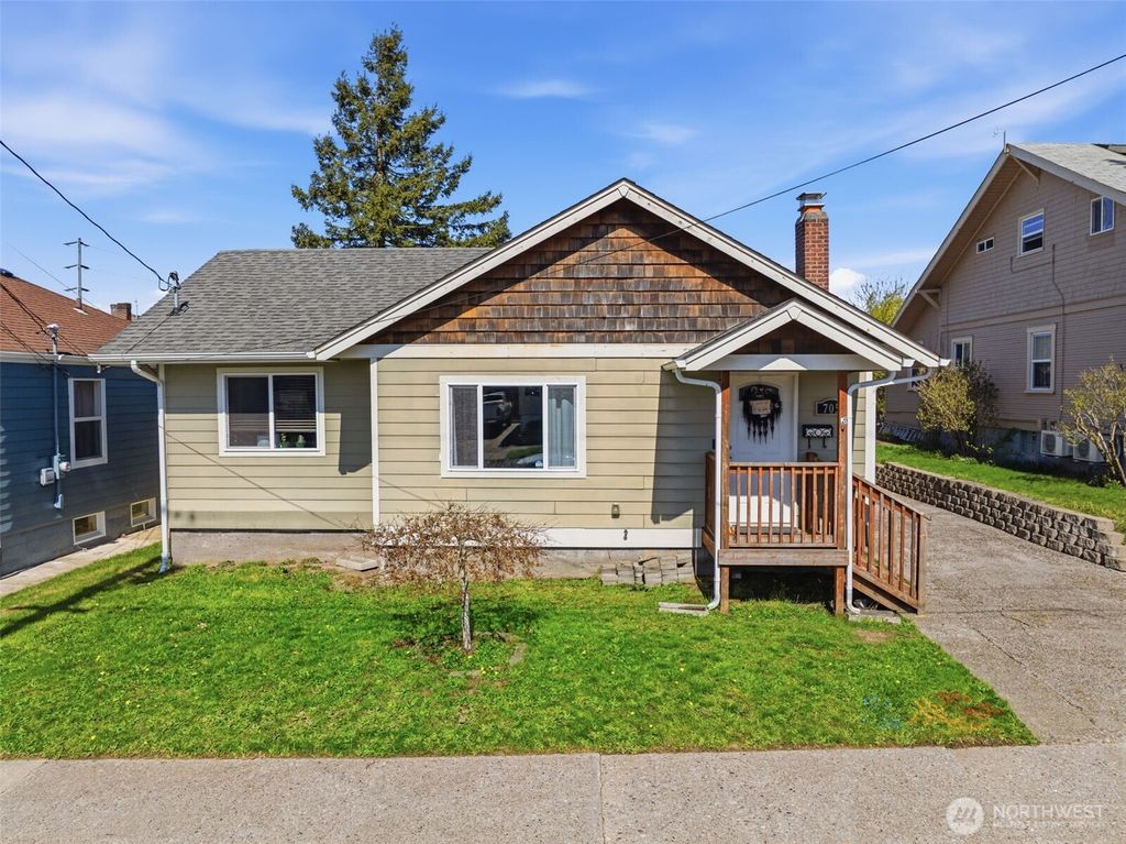 Photo of 705 Cowlitz Way, Kelso, WA 98626 (MLS # 2498821)