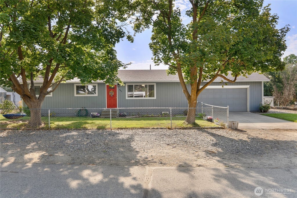Photo of 948 N 4th Ave AVE, Okanogan, WA 98840 (MLS # 2575044)