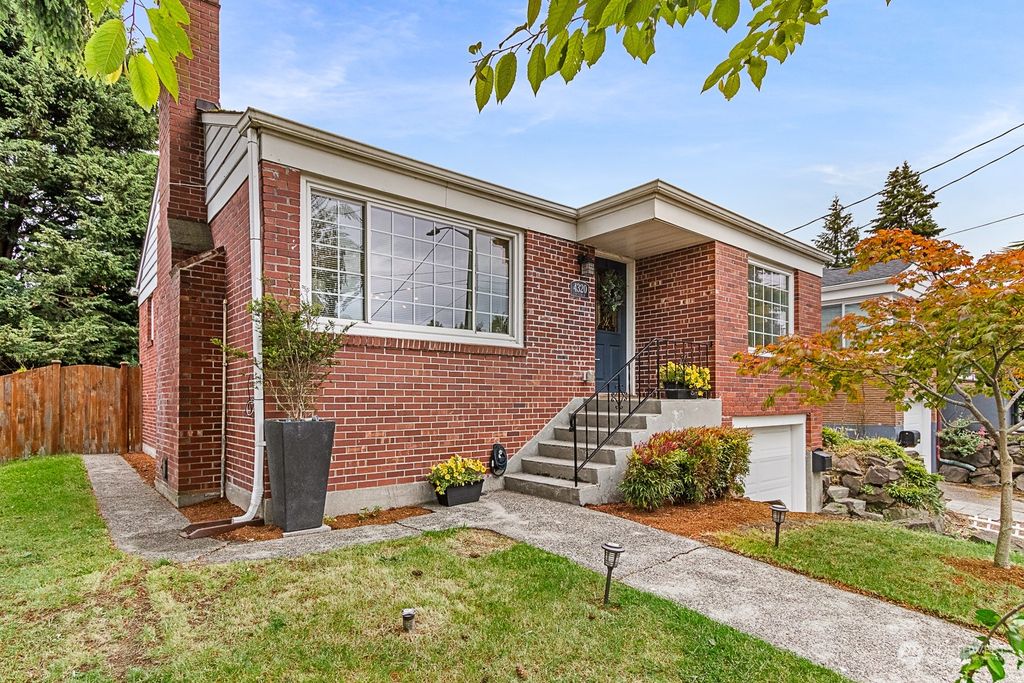 Photo of 4320 NE 65th Street, Seattle, WA 98115 (MLS # 2252336)