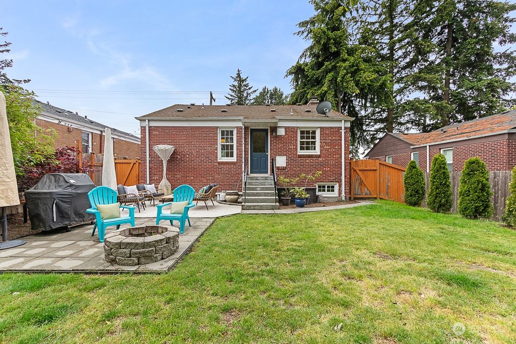 Photo of 4320 NE 65th Street, Seattle, WA 98115 (MLS # 2252336)
