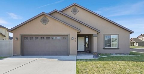 Photo of 706 7th Avenue NE, Ephrata, WA 98823 (MLS # 2494121)