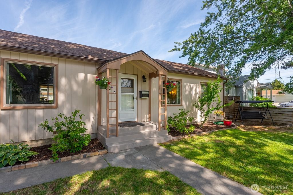 Photo of 119 SW F St St, Ephrata, WA 98823 (MLS # 2503879)