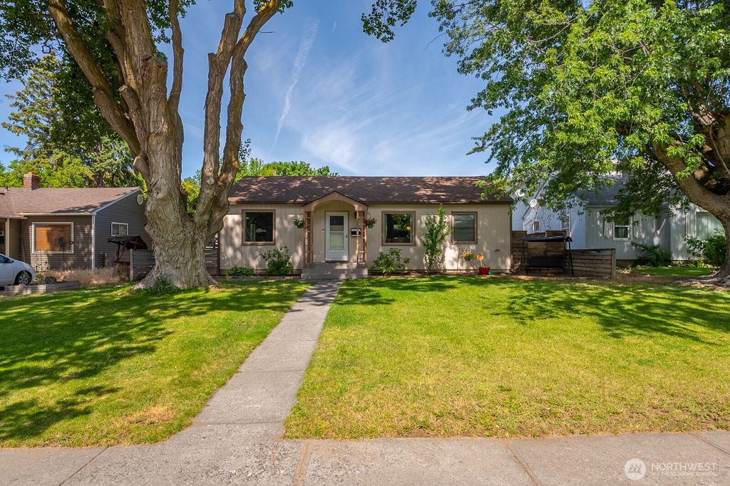 Photo of 119 SW F St St, Ephrata, WA 98823 (MLS # 2503879)