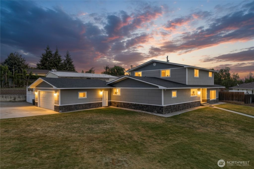 Photo of 921 NW 1st Avenue, Ephrata, WA 98823 (MLS # 2525837)