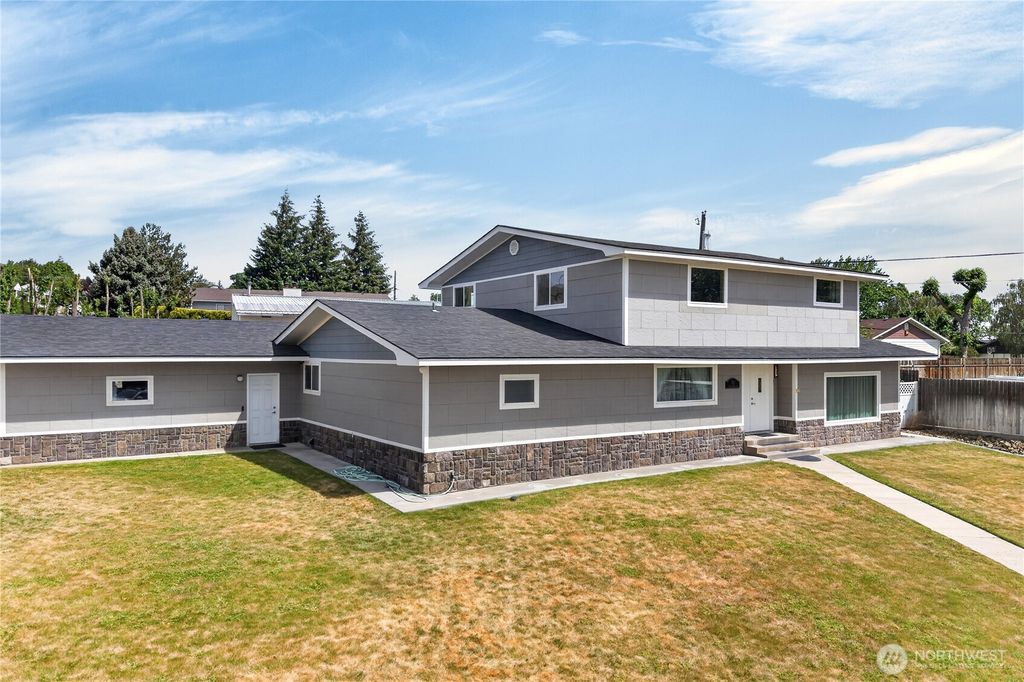 Photo of 921 NW 1st Avenue, Ephrata, WA 98823 (MLS # 2525837)