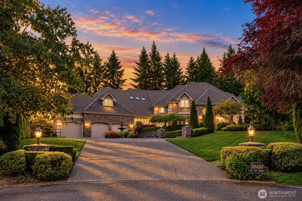 Photo of 20450 NE 71st Street, Redmond, WA 98053 (MLS # 2588827)