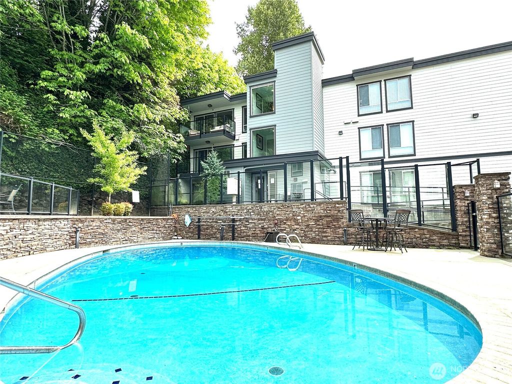 Photo of 3212 SE 81st Pl #C203, Mercer Island, WA 98040 (MLS # 2495739)