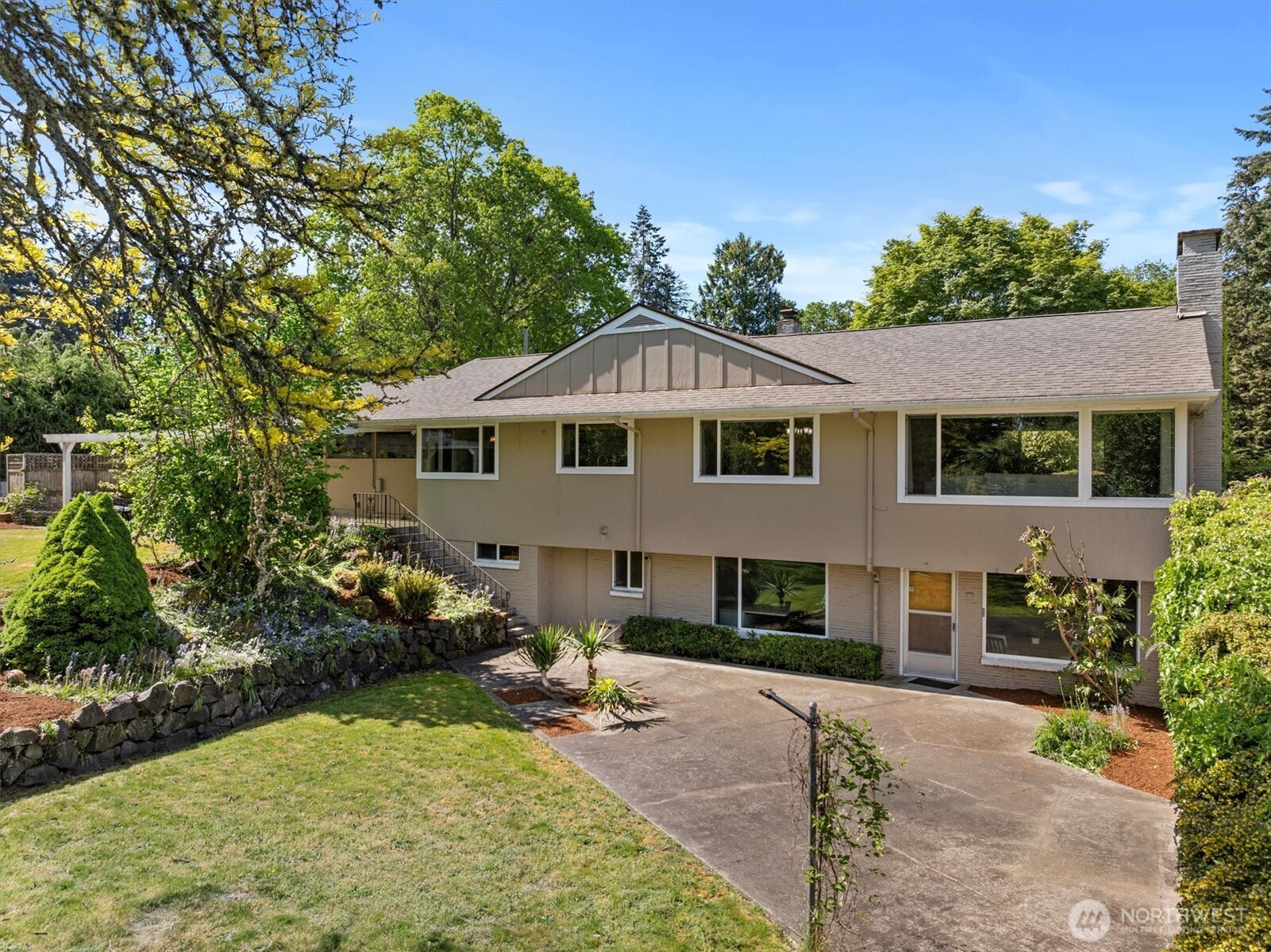 11411 Clovercrest Drive SW