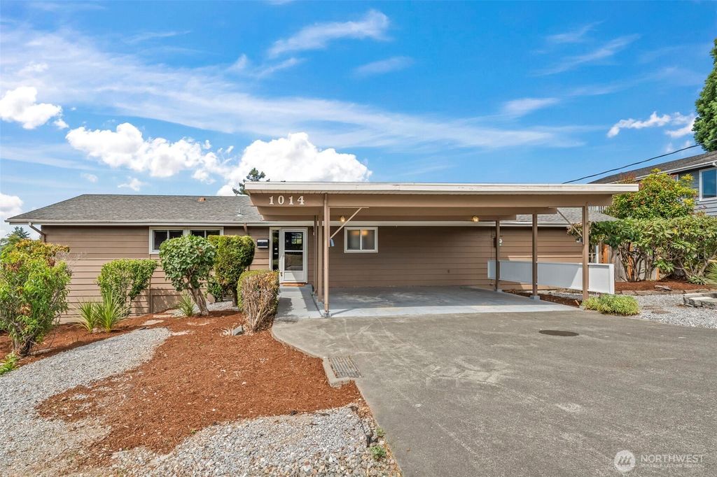 Photo of 1014 S 234th Place, Des Moines, WA 98198 (MLS # 2425967)