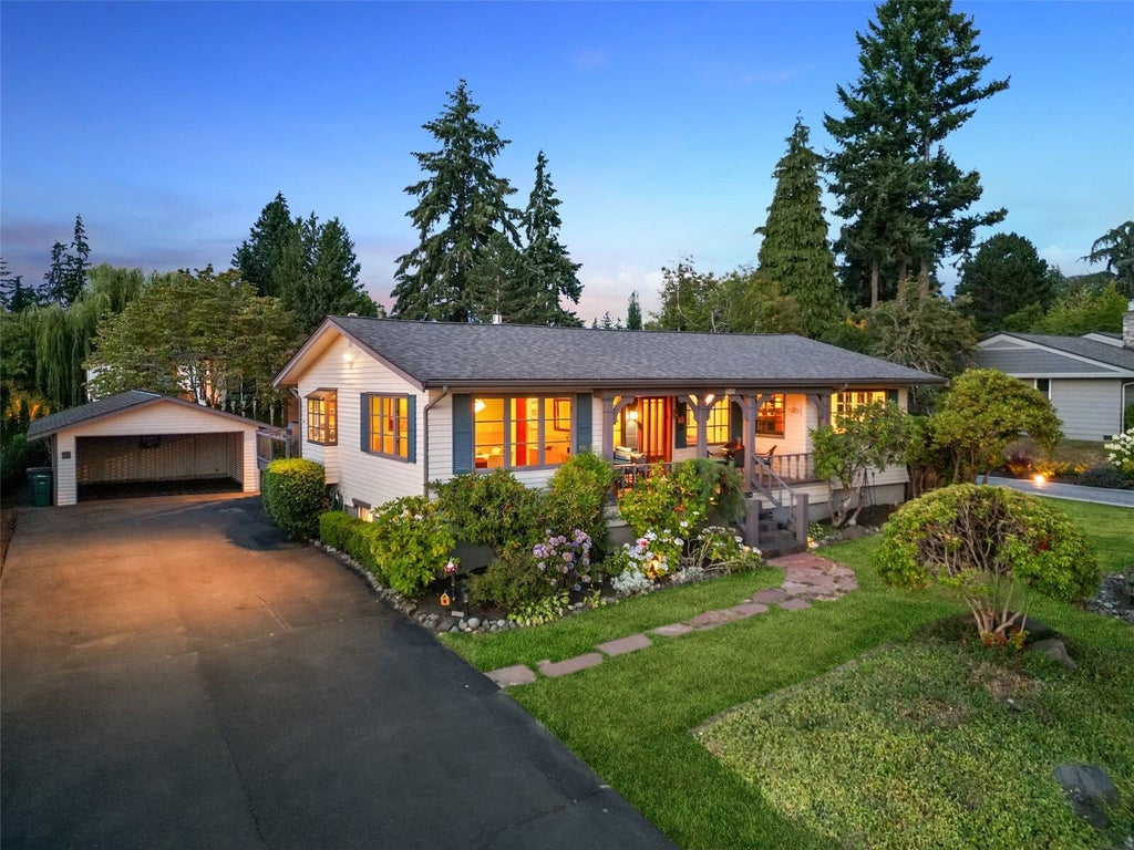 Photo of 916 18th Avenue W, Kirkland, WA 98033 (MLS # 2599319)