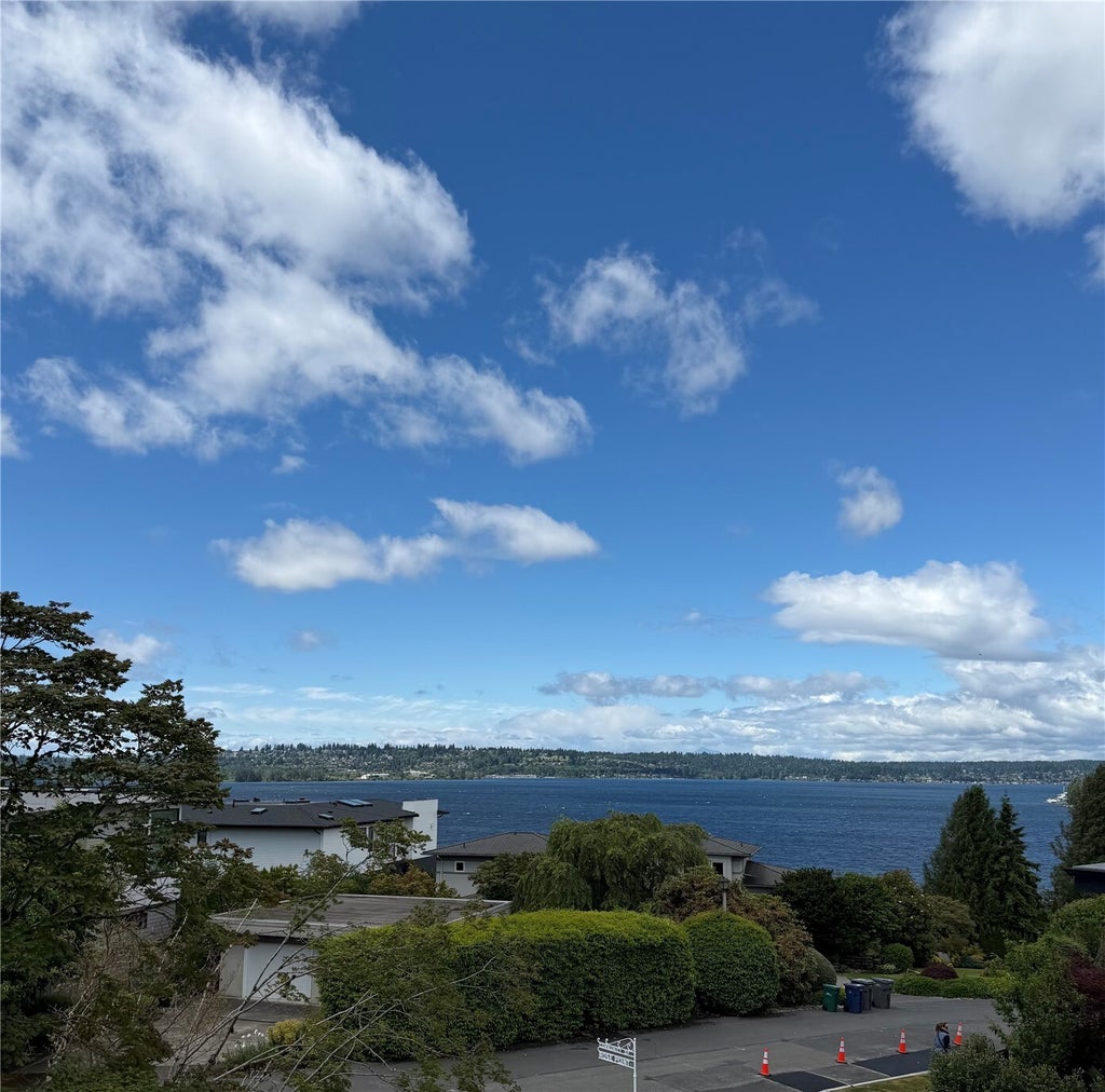 Photo of 916 18th Avenue W, Kirkland, WA 98033 (MLS # 2599319)