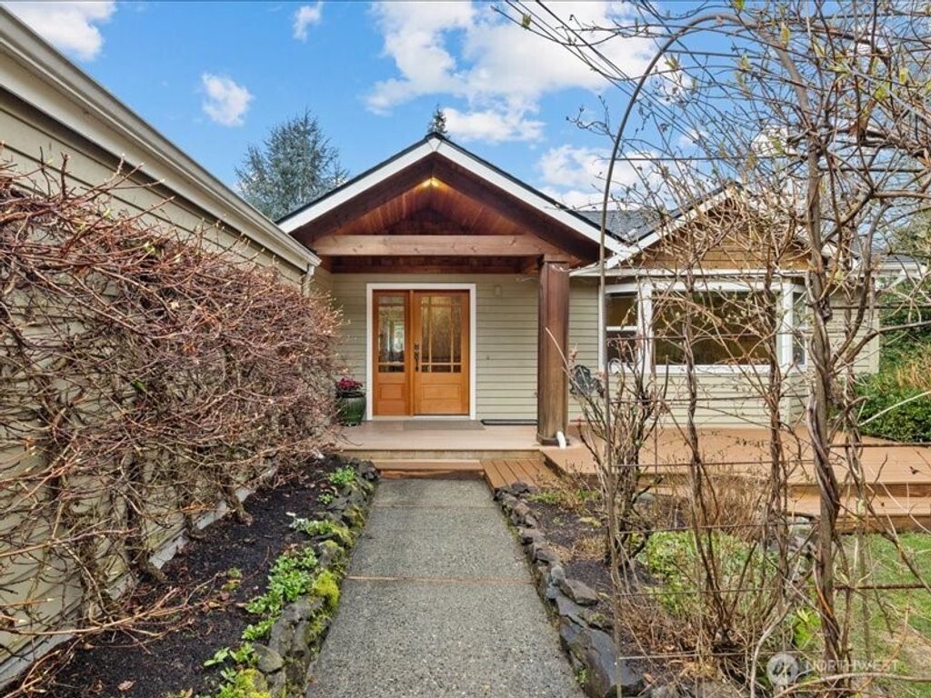 Photo of 403 Slater Street S, Kirkland, WA 98033 (MLS # 2482131)