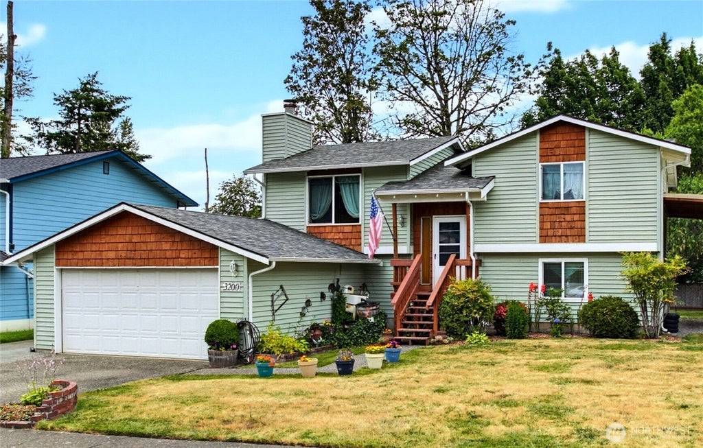 Photo of 3200 SE 20th Court, Renton, WA 98058 (MLS # 2551044)