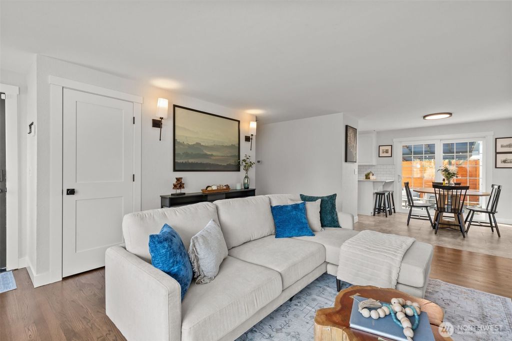 Photo of 915 Monroe Avenue NE, Renton, WA 98056 (MLS # 2482311)