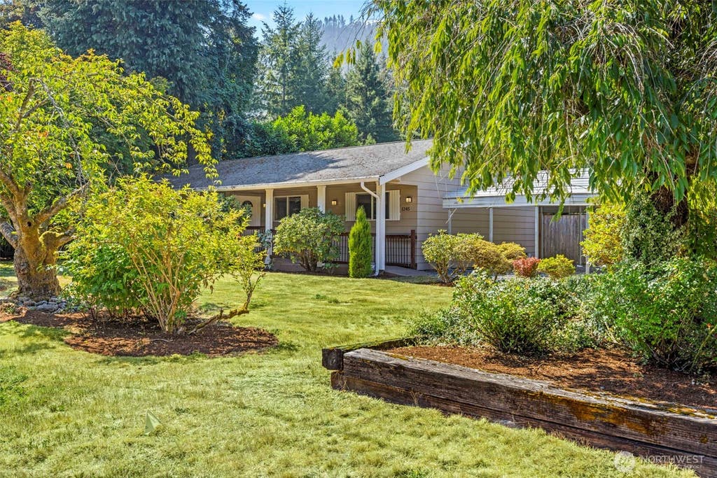 Photo of 1245 6th Avenue SE, Issaquah, WA 98027 (MLS # 2571284)