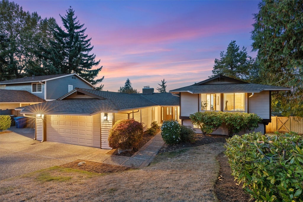 Photo of 15010 SE 46th Way, Bellevue, WA 98006 (MLS # 2595210)