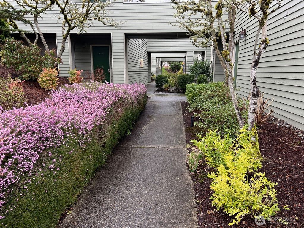 Photo of 22142 SE 40th Lane #1121, Issaquah, WA 98029 (MLS # 2482618)