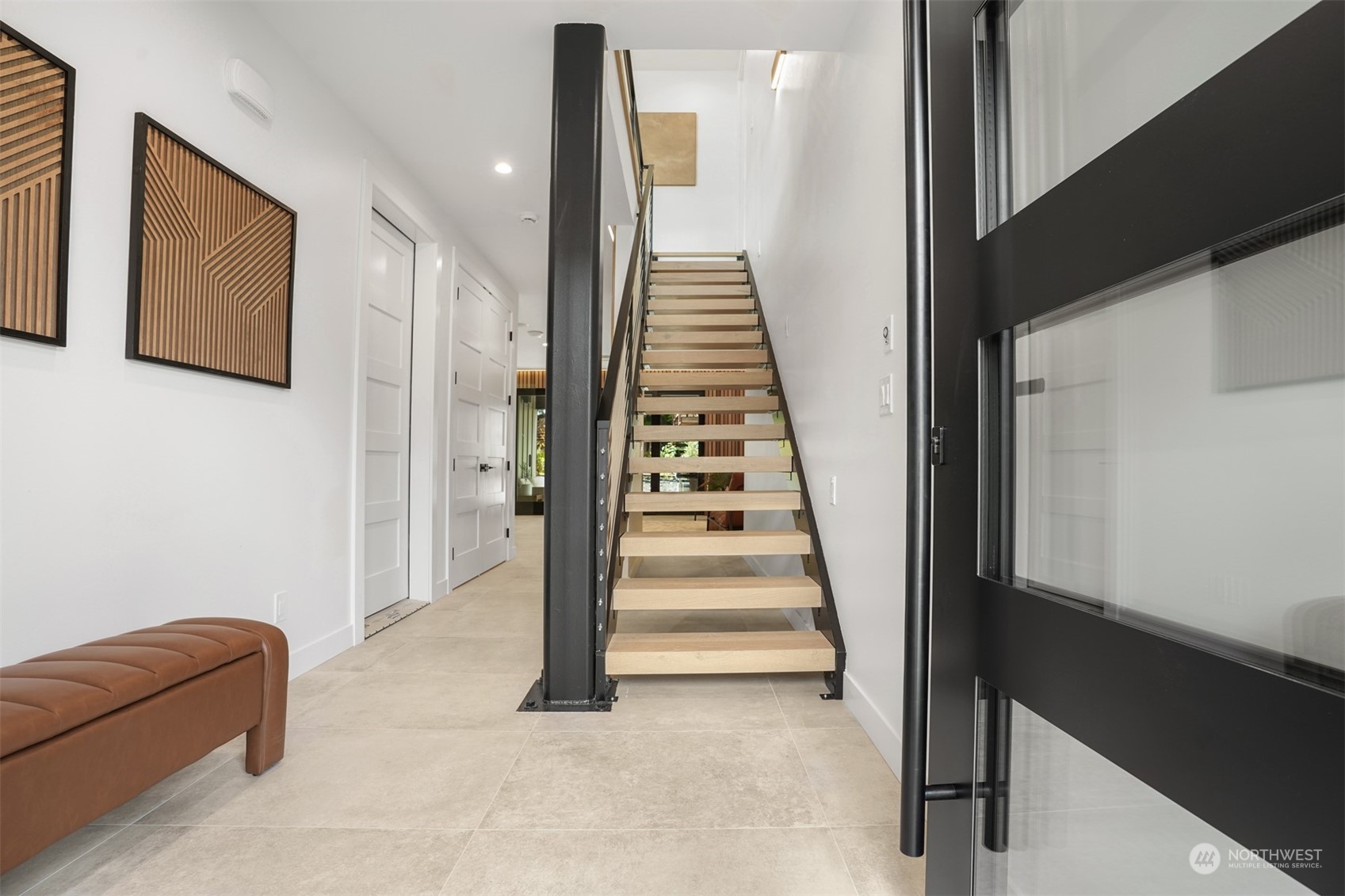 811 E Hyak Dr