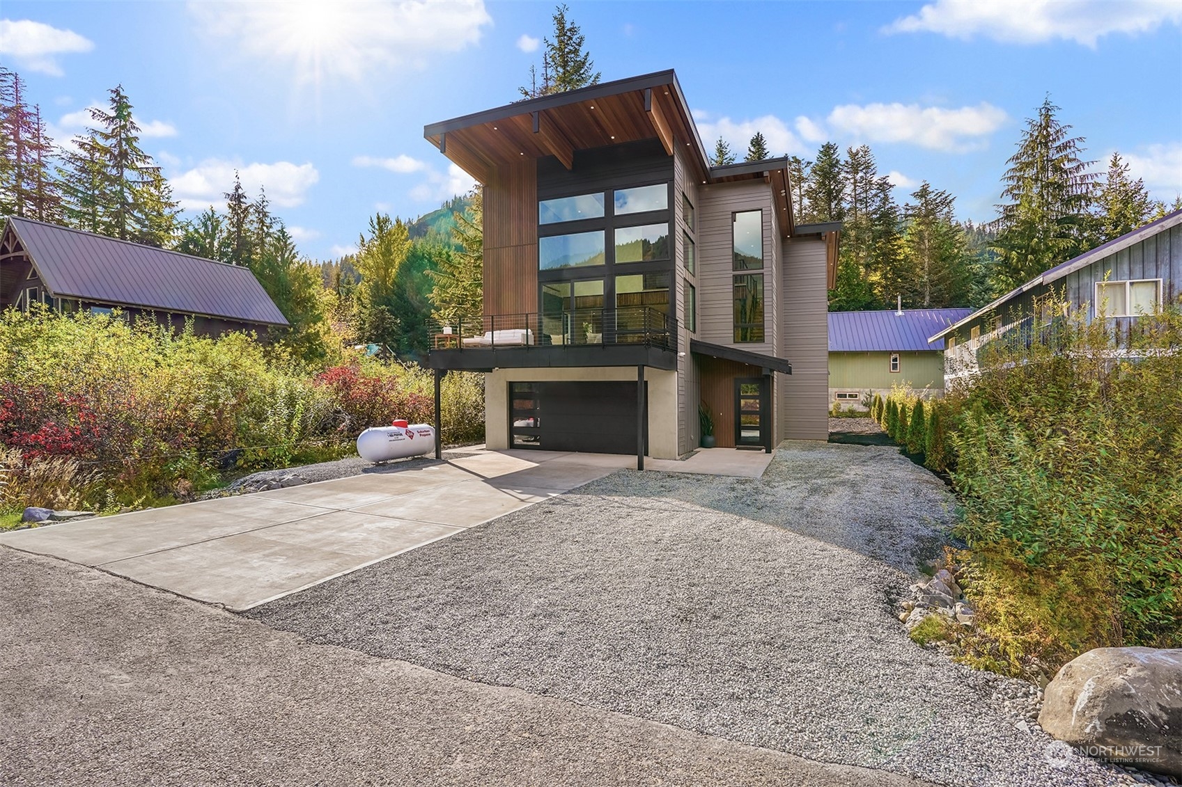 811 E Hyak Dr