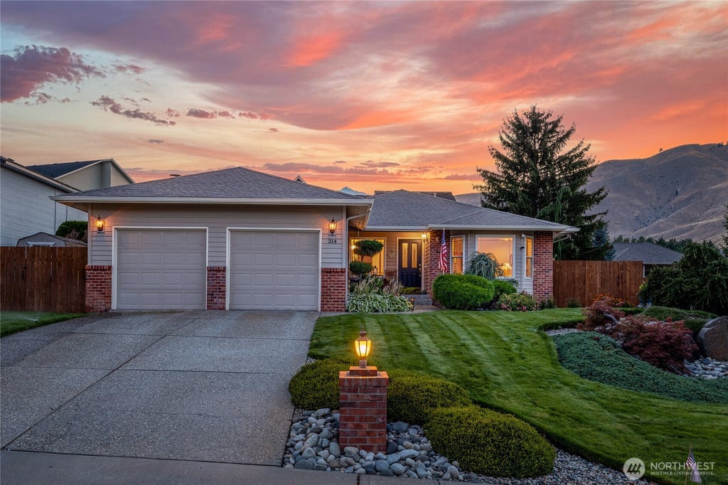 Photo of 314 Canyon Place, Wenatchee, WA 98801 (MLS # 2566600)