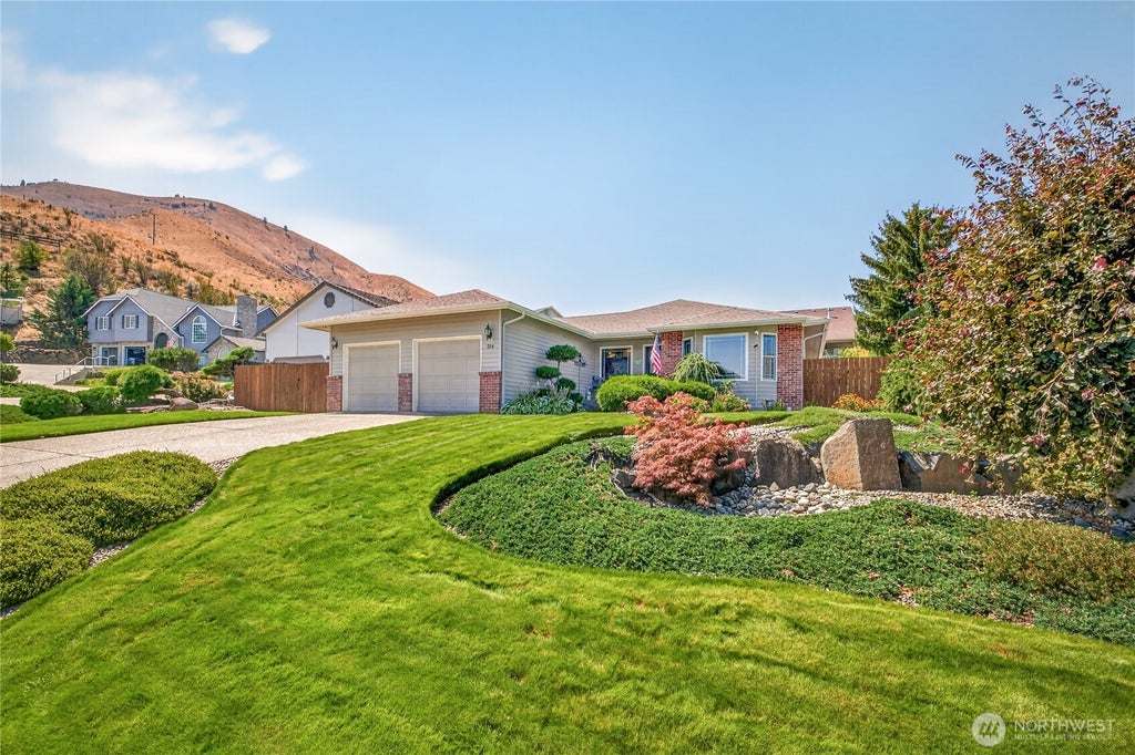 Photo of 314 Canyon Place, Wenatchee, WA 98801 (MLS # 2566600)