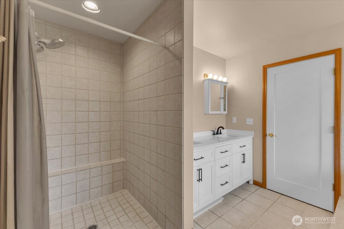 Snohomish, Washington, 98290, United States, 4 Bedrooms Bedrooms, ,4 BathroomsBathrooms,Residential,Active,2051945