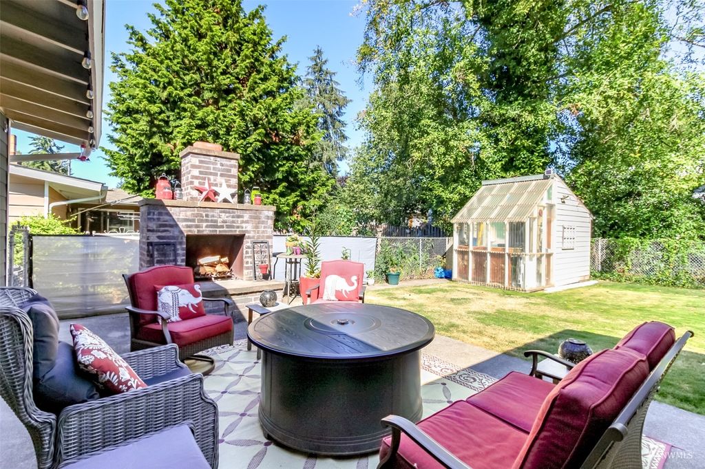 Photo of 20432 5th Avenue S, Des Moines, WA 98198 (MLS # 1992806)