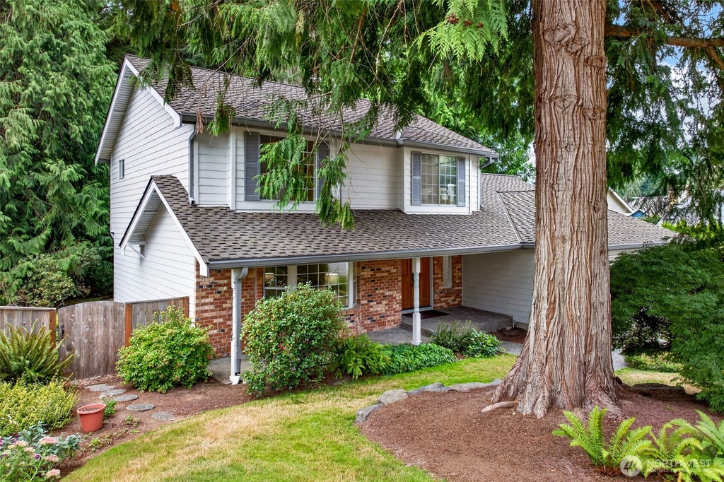 Photo of 17405 NE 136th Street, Redmond, WA 98052 (MLS # 2578668)