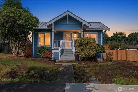 Photo of 1702 Rainier Avenue, Everett, WA 98201 (MLS # 2568771)