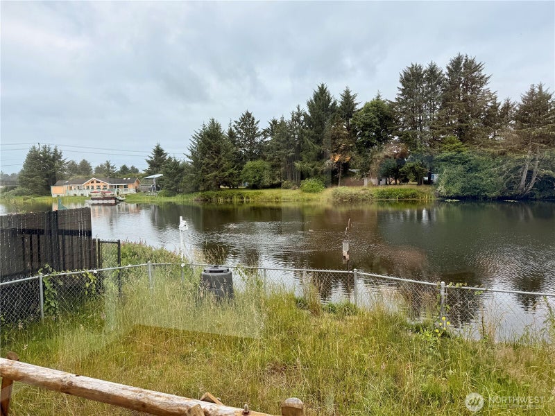 137 Canal Drive NE