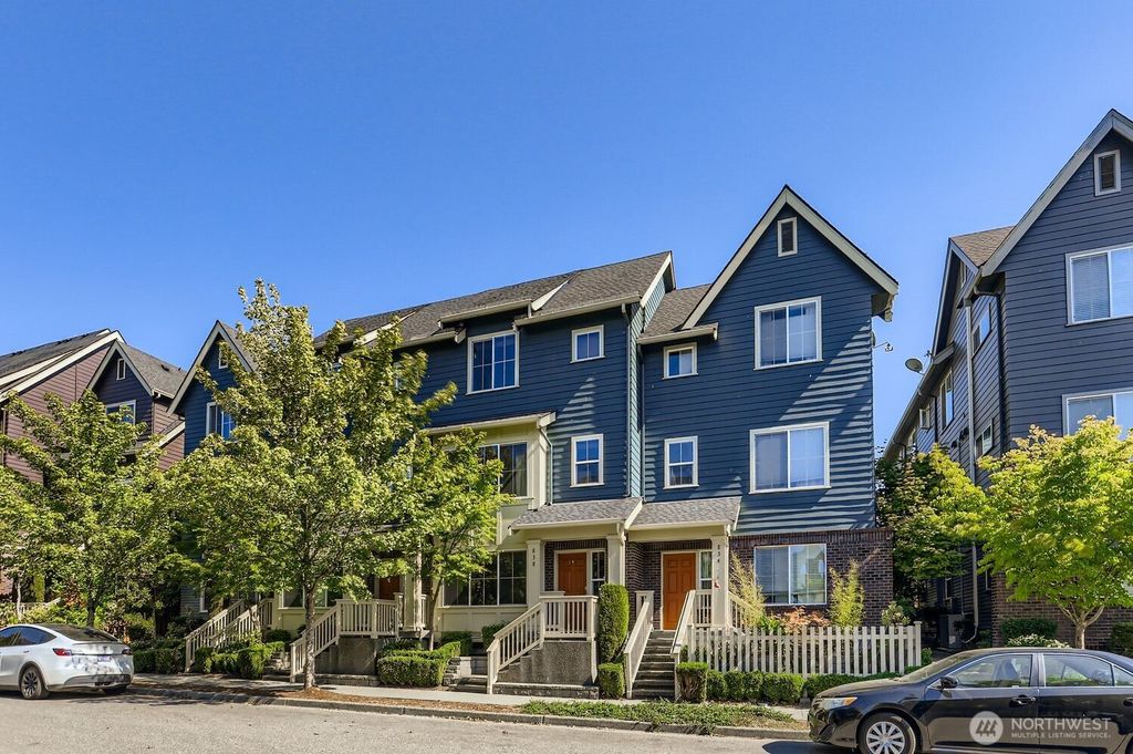Photo of 838 4th Avenue NE, Issaquah, WA 98029 (MLS # 2433739)