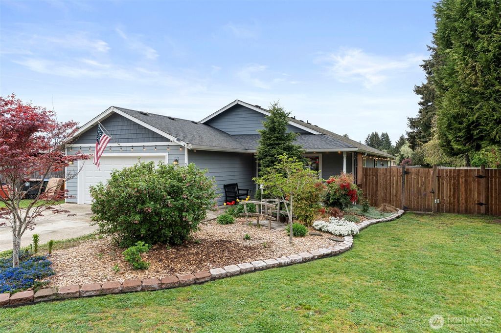 Photo of 305 E Oakview Avenue, Centralia, WA 98531 (MLS # 2512882)