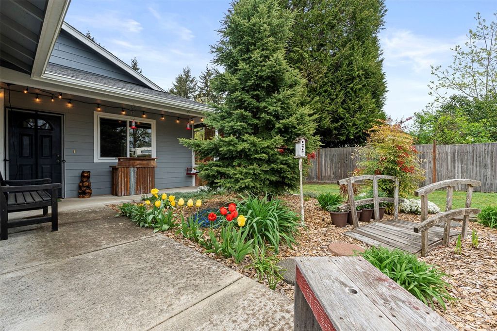 Photo of 305 E Oakview Avenue, Centralia, WA 98531 (MLS # 2512882)