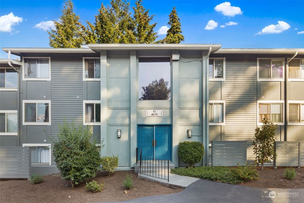 Photo of 4635 W Lake Sammamish Parkway SE #G203, Issaquah, WA 98027 (MLS # 2002270)