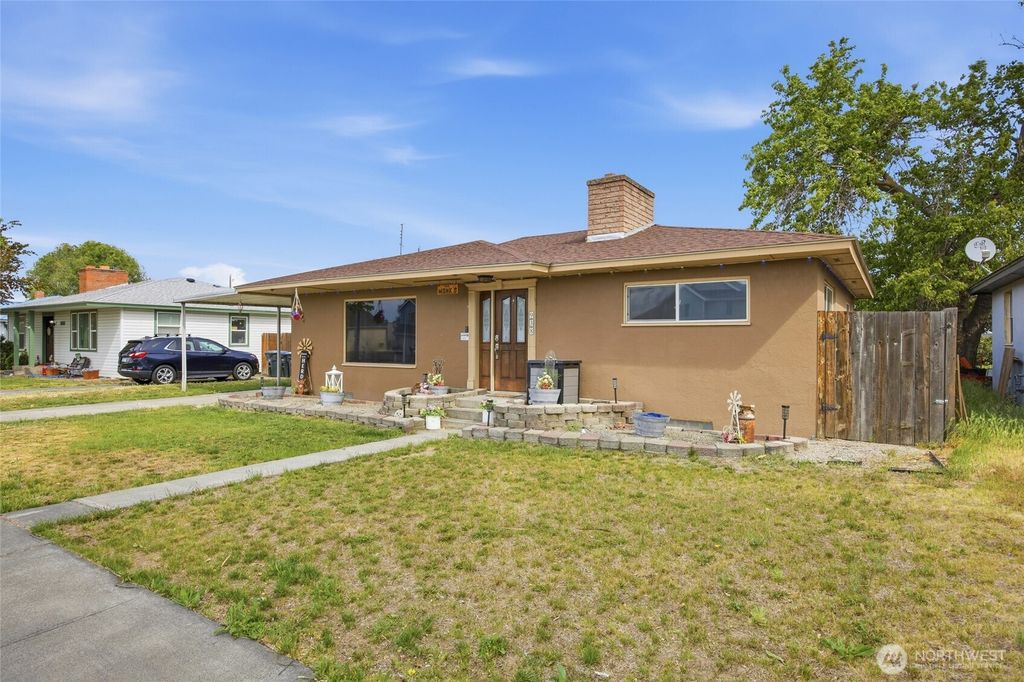 Photo of 938 E Hill Avenue, Moses Lake, WA 98837 (MLS # 2524028)