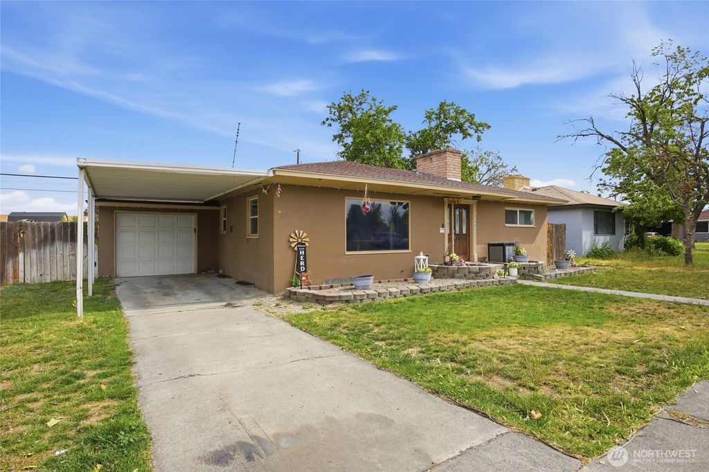 Photo of 938 E Hill Avenue, Moses Lake, WA 98837 (MLS # 2524028)