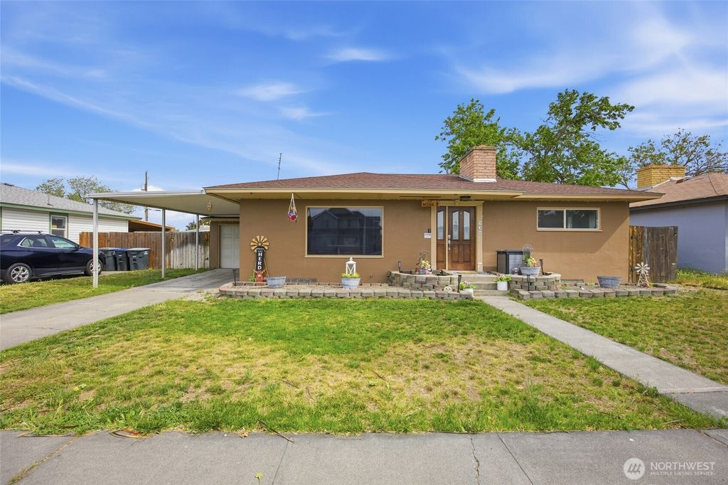 Photo of 938 E Hill Avenue, Moses Lake, WA 98837 (MLS # 2524028)