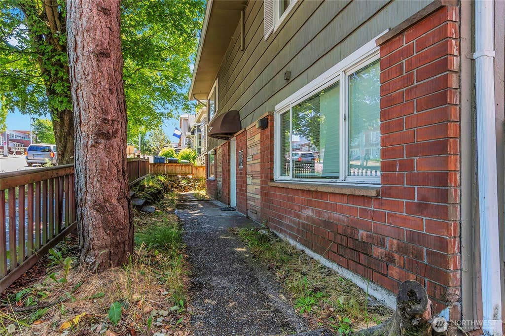 Photo of 417 23rd Avenue #4, Seattle, WA 98122 (MLS # 2547583)