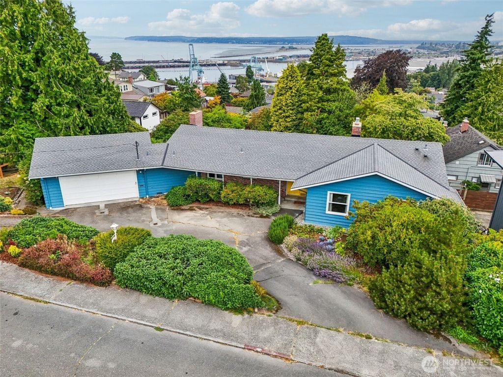 Photo of 715 35th Street, Everett, WA 98201 (MLS # 2435941)