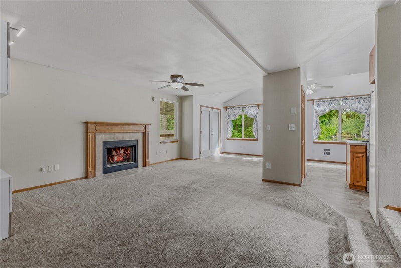 390 E Lakeshore Drive W