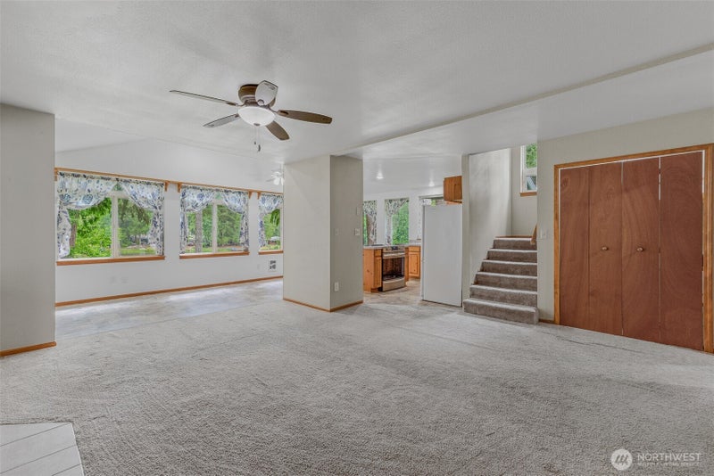 390 E Lakeshore Drive W