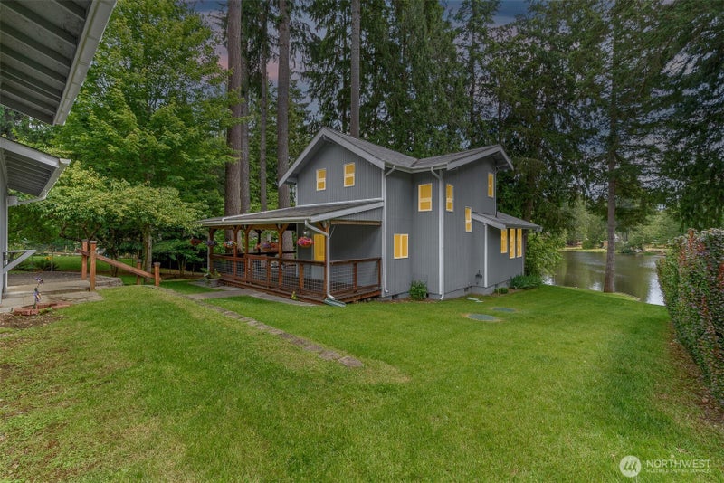 390 E Lakeshore Drive W