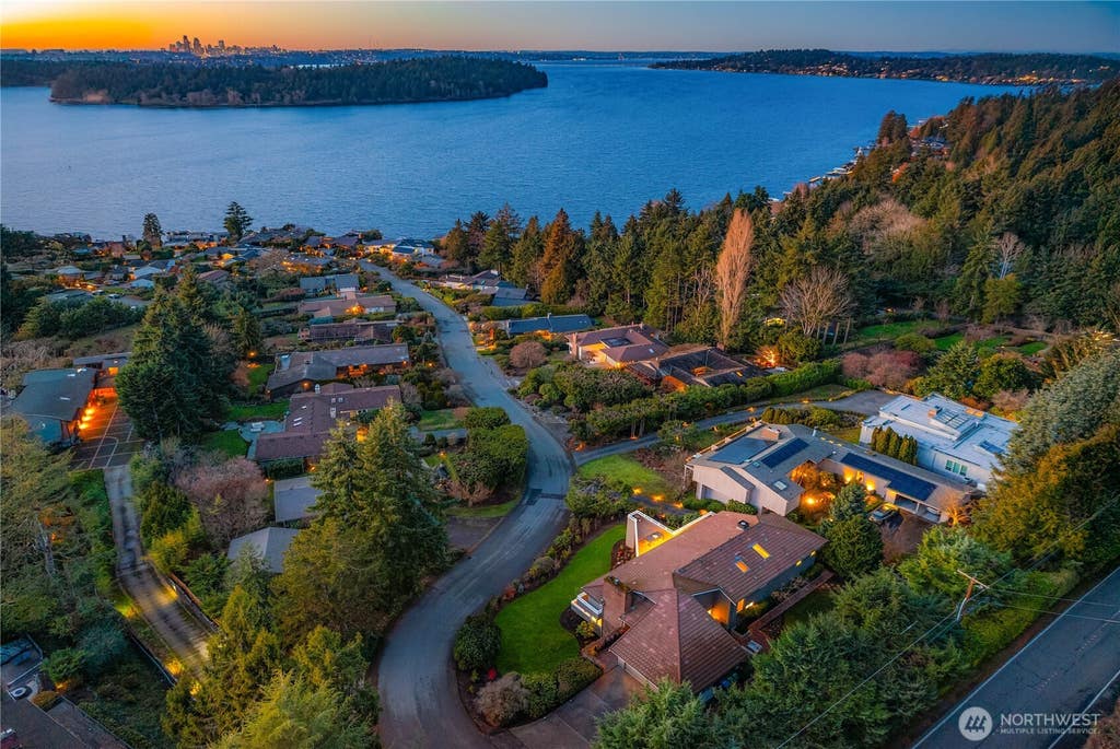 Photo of 7580 SE 71st Street, Mercer Island, WA 98040 (MLS # 2566544)