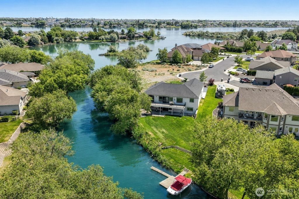 Photo of 800 S Camas Place, Moses Lake, WA 98837 (MLS # 2485934)